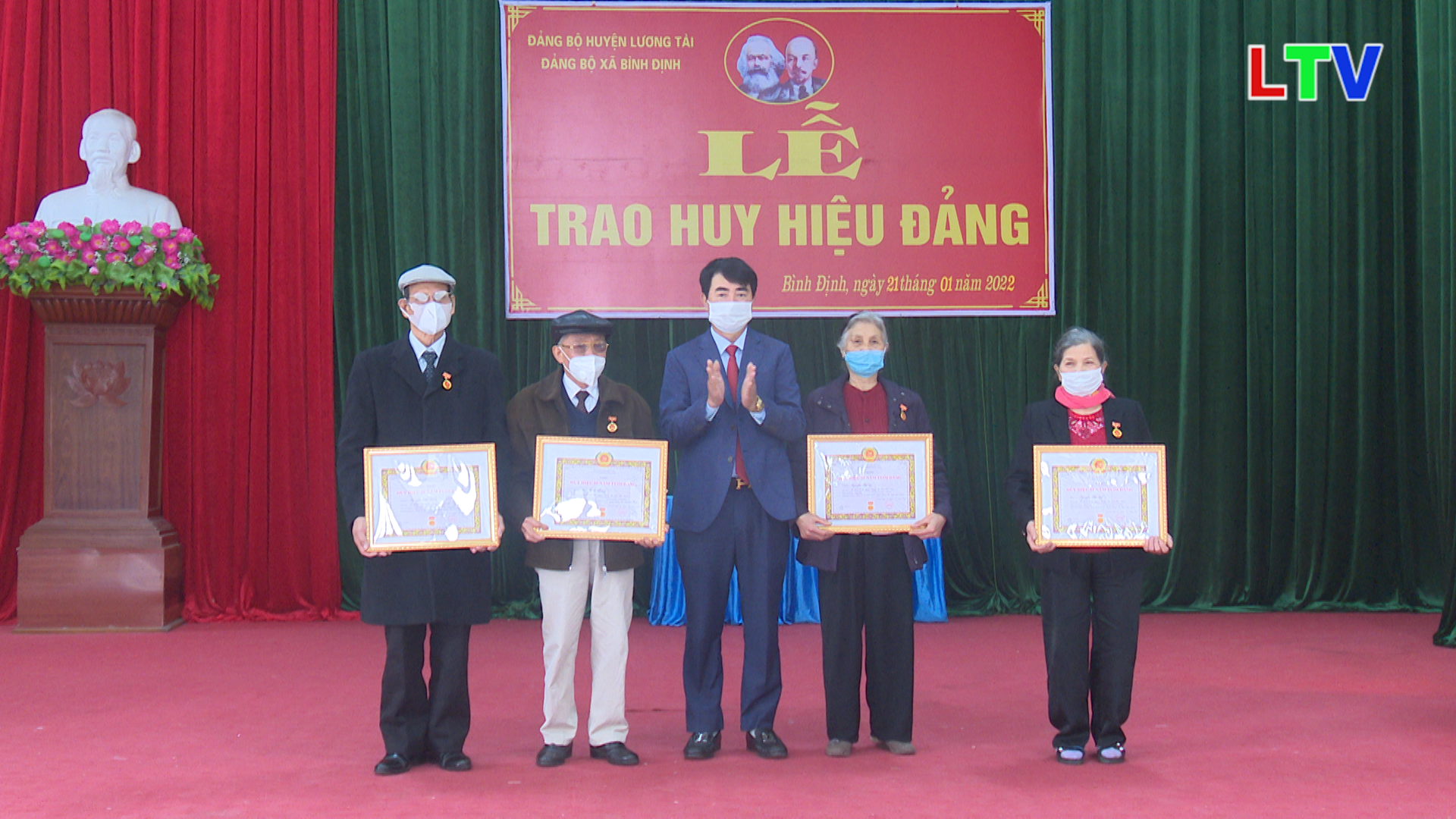 Bình Định trao huy hiệu Đảng và triển khai nhiệm vụ năm 2022.mp4