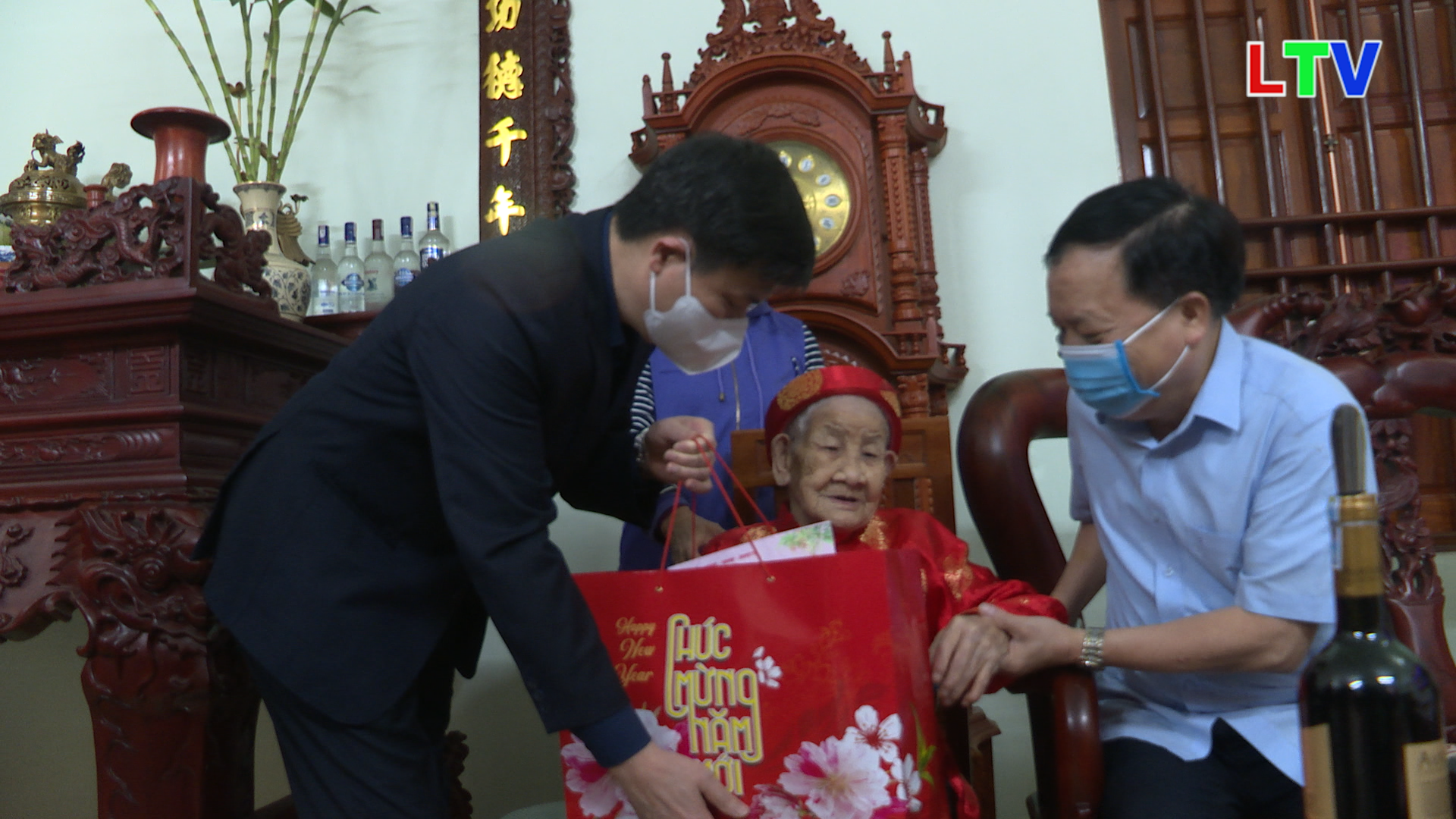 Chủ tịch UBND huyện tặng quà tết tại các xã Phú Hòa, An Thịnh và Trung Kênh.mp4