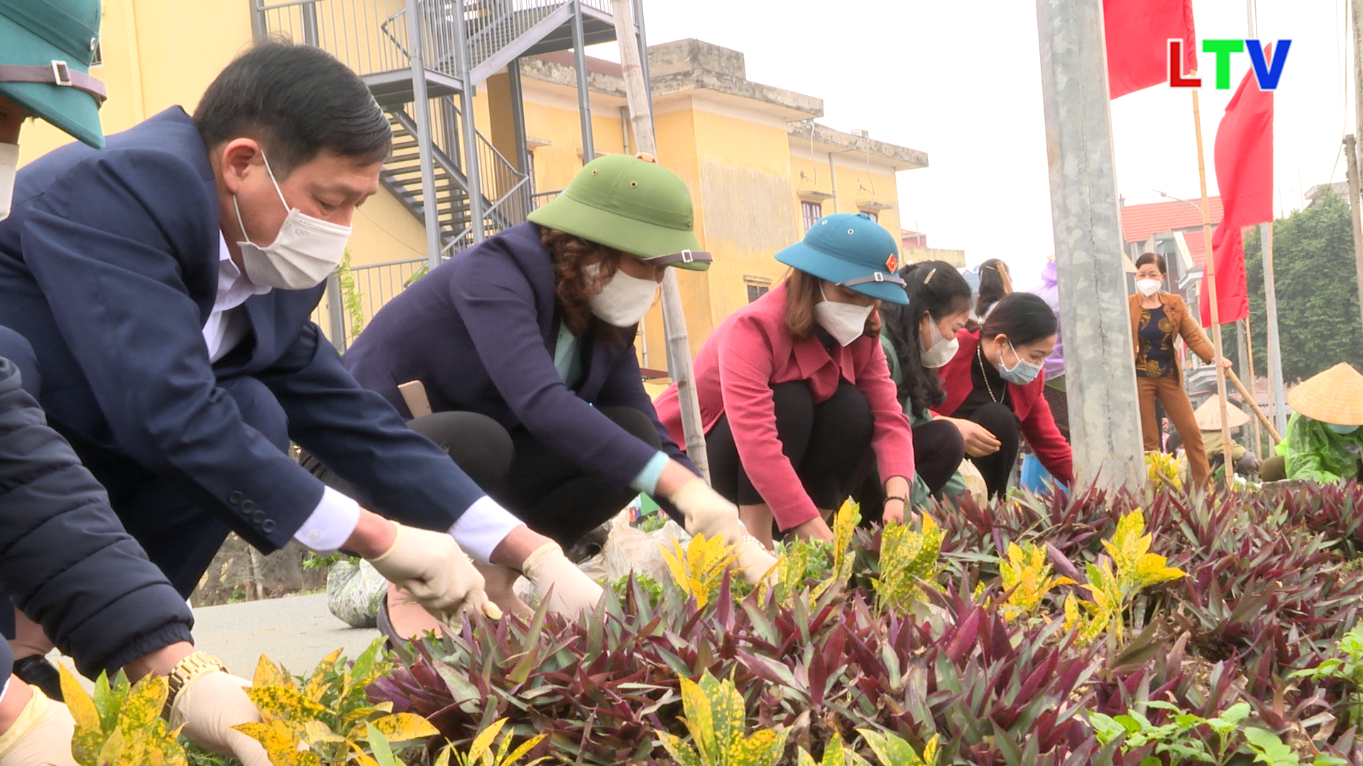 Hội LHPN thị trấn Thứa trồng cây, trồng hoa, vẽ tranh vì môi trường xanh-sạch-đẹp.mp4