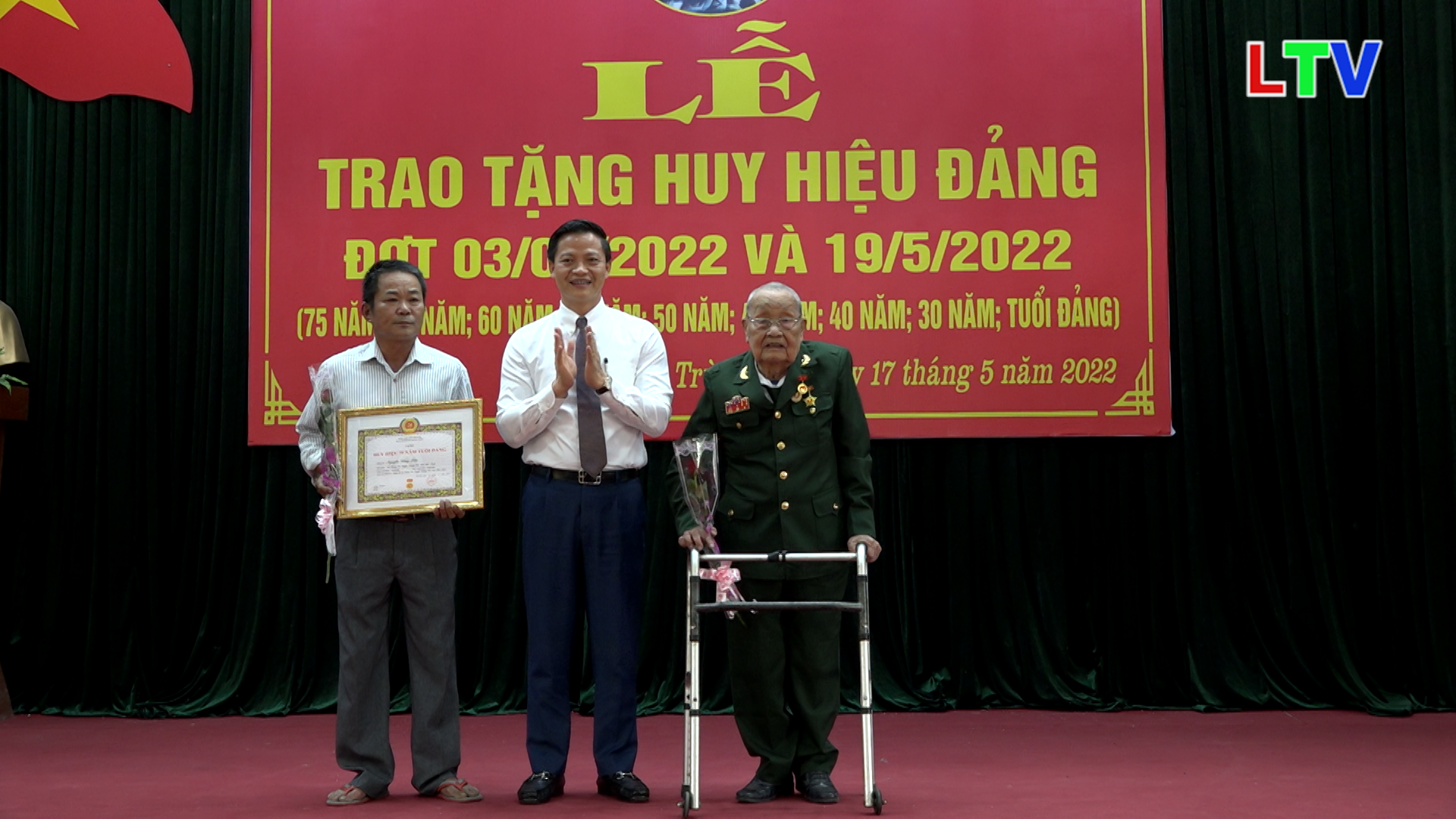 Đ.c Phó Chủ tịch TT UBND tỉnh trao huy hiệu Đảng tại Trừng Xá.mp4