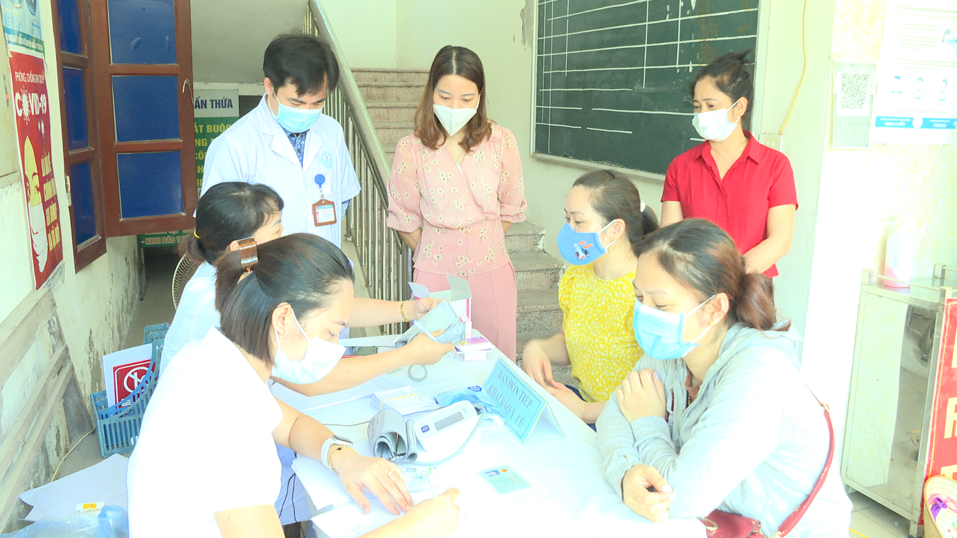 Hội LHPN thị trấn Thứa phối hợp với Trạm Y tế tổ chức khám tư vấn miễn phí cho phụ nữ.mp4