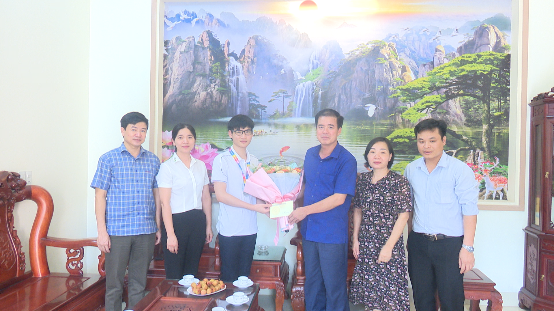 Lãnh đạo huyện thăm tặng hoa chúc mừng em Nguyễn Tuấn Phong đạt HCB kỳ thi Olympic Vật lý Châu Âu.mp4