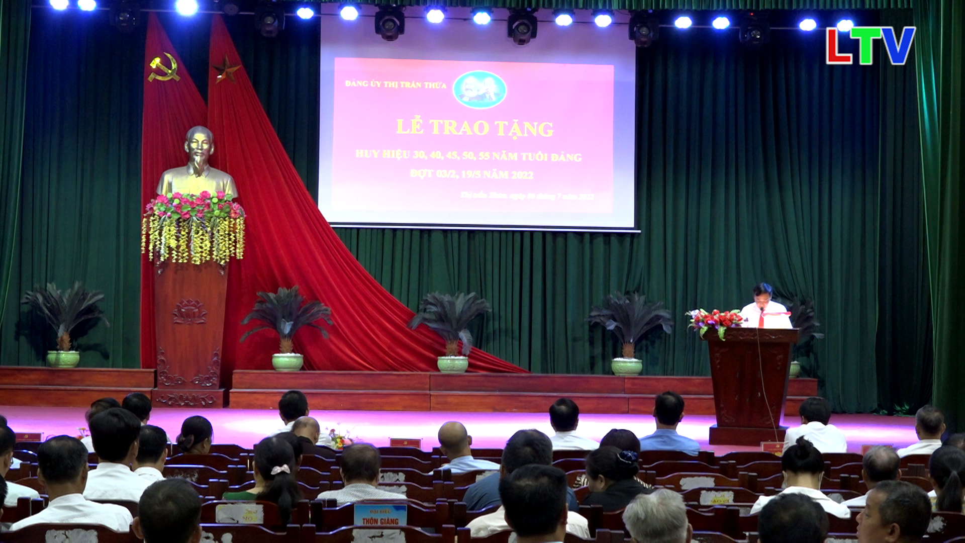 Thị trấn Thứa trao huy hiệu Đảng và sơ kết nhiệm vụ 6 tháng đầu năm 2022.mp4