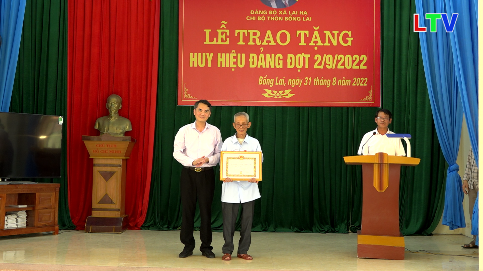 Đ.c Trưởng Ban Nội chính tỉnh ủy trao huy hiệu Đảng tại xã Lai Hạ.mp4