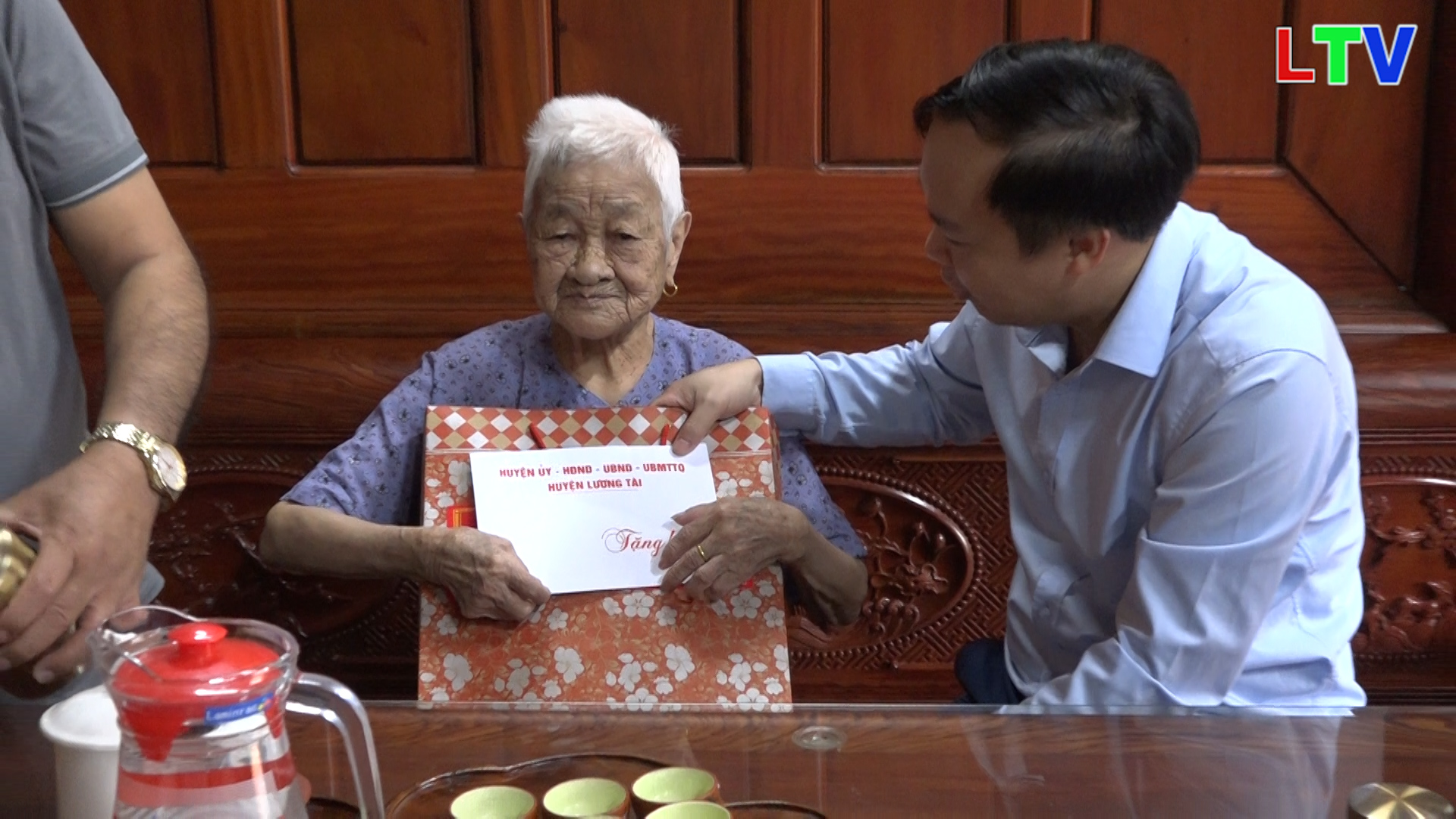 Đồng chí chủ tịch HĐND huyện thăm, tặng quà NCT tại xã Trung Kênh.mp4