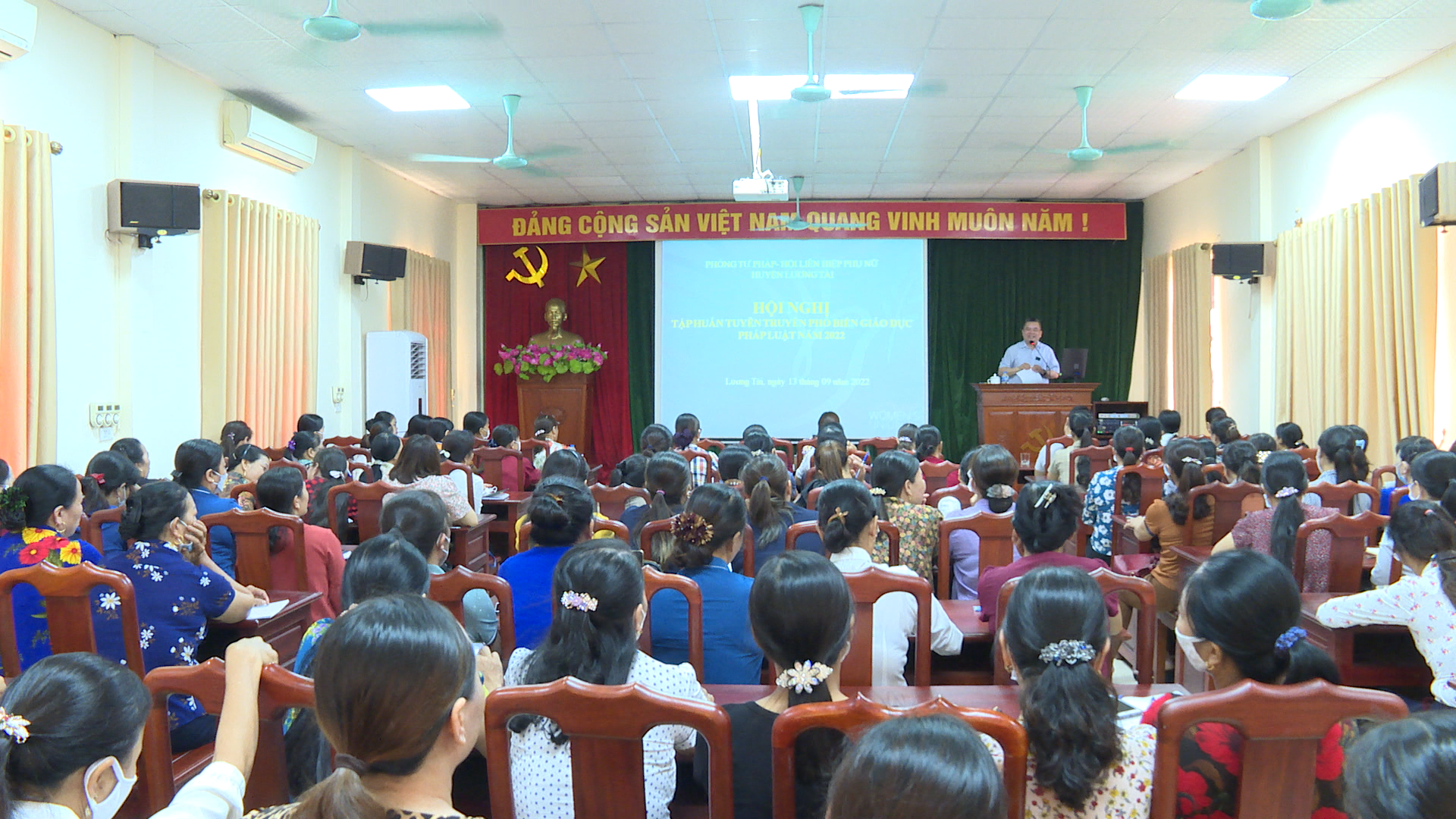 Hội LHPN huyện Lương Tài phối hợp với Phòng Tư pháp tổ chức tập huấn kiến thức GDPL.mp4