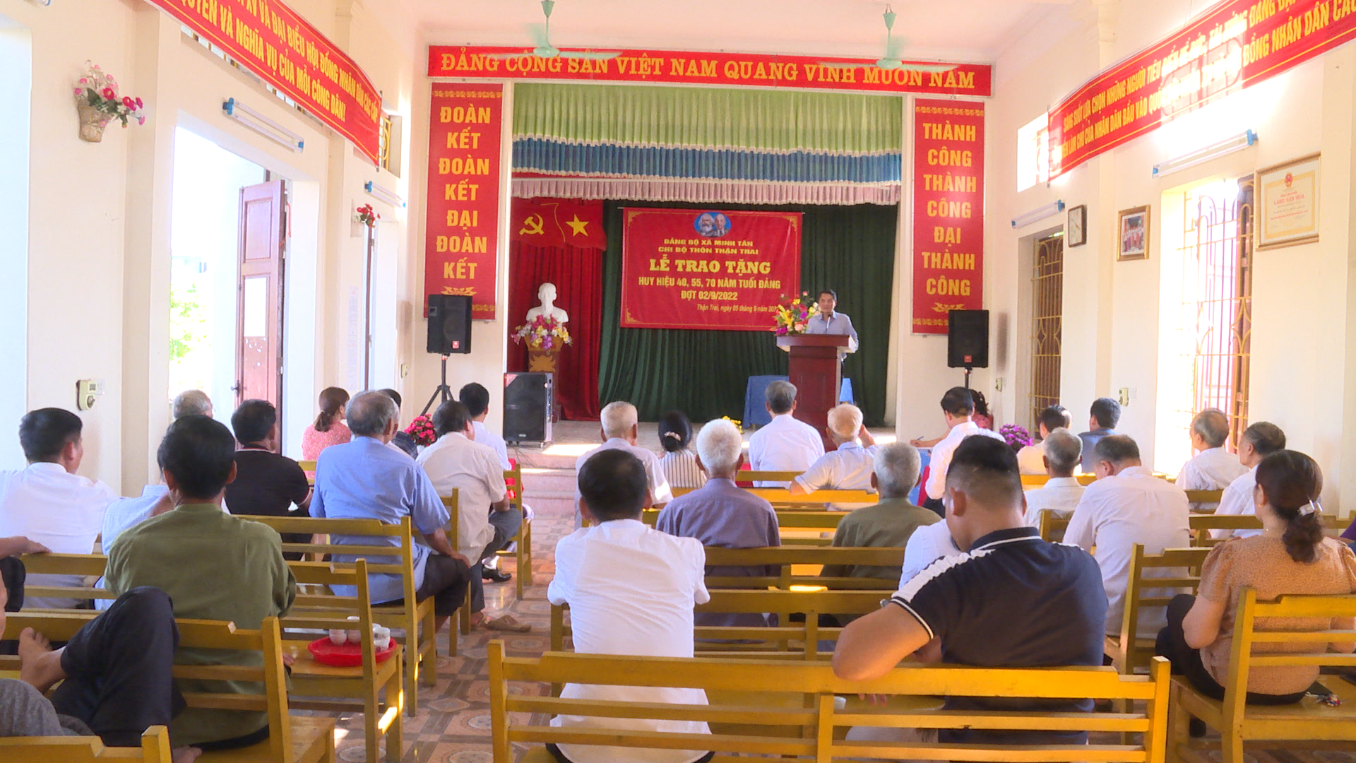 Lễ trao tặng Huy hiệu đảng và sinh hoạt chi bộ thôn Thận Trai - xã Minh Tân.mp4