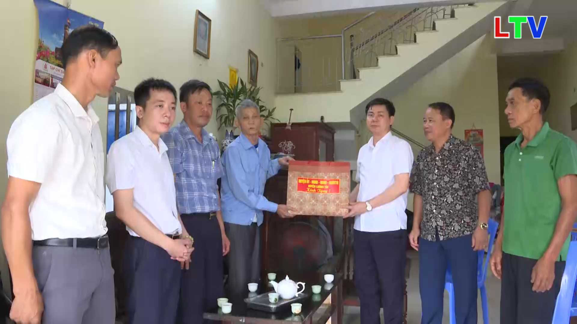 Lãnh đạo huyện Lương Tài thăm, tặng quà dịp 27.07.mp4