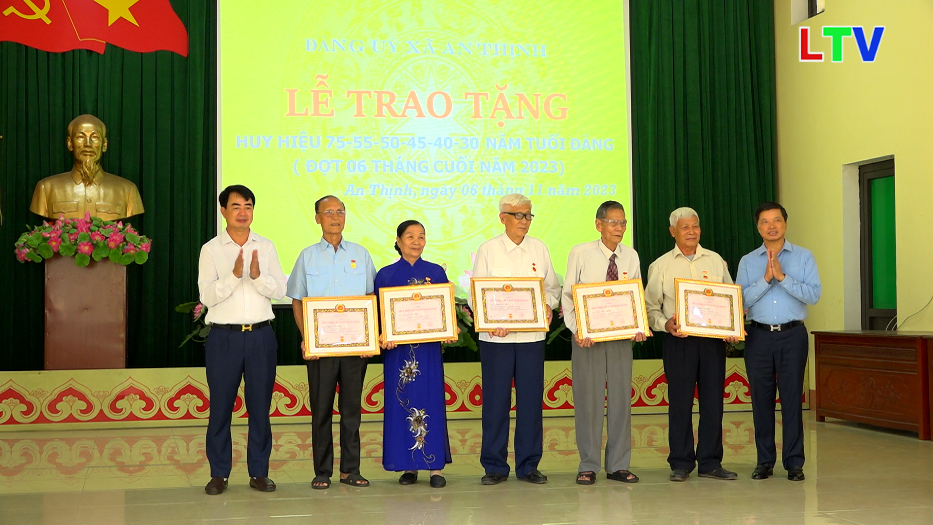 Lãnh đạo Tỉnh, Huyện trao huy hiệu Đảng tại Trung Chính, An Thịnh và Thị trấn Thứa.mp4