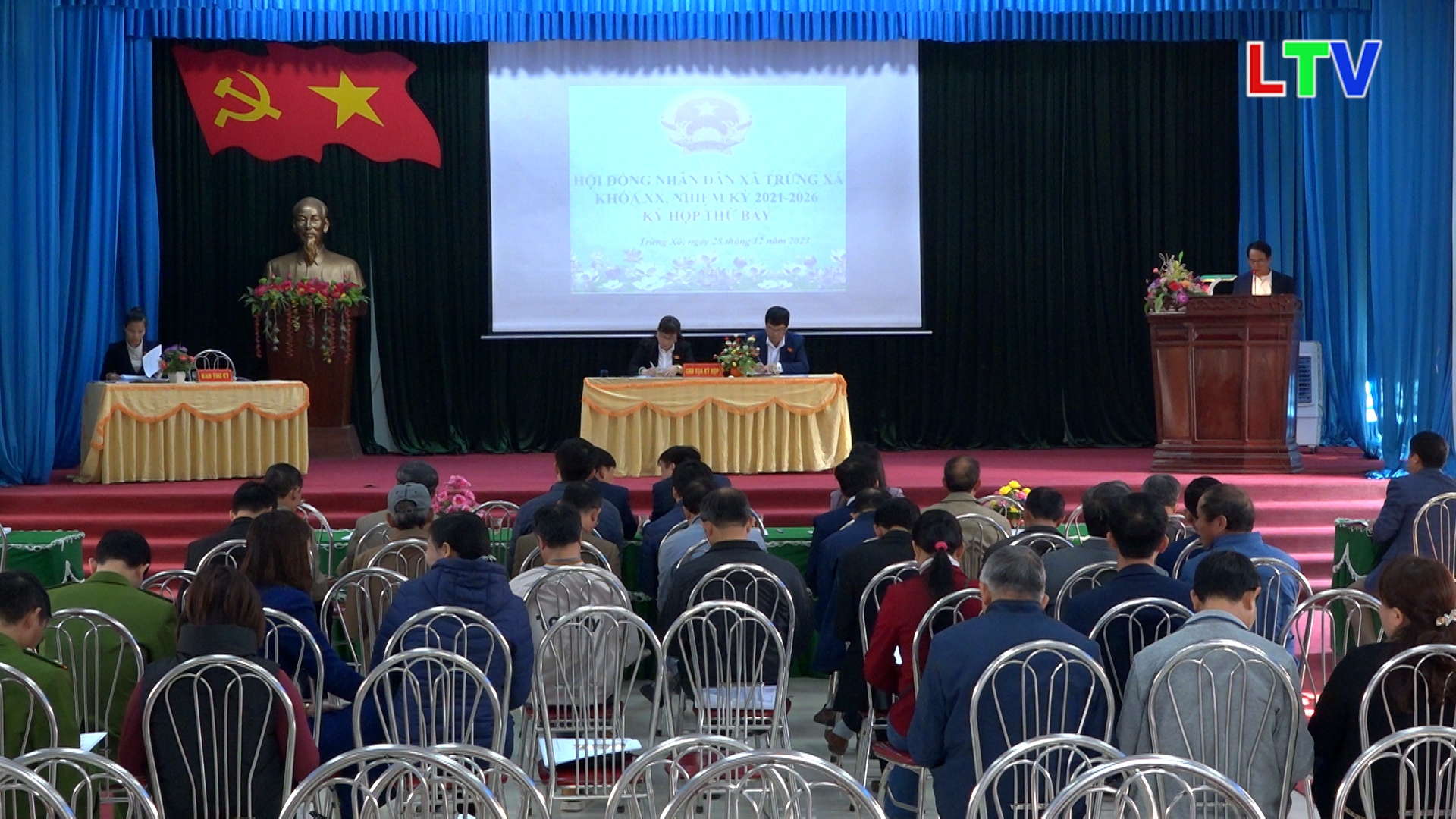 Trung Kênh trao tặng huy hiệu Đảng và học tập NQ trung ương 8 BCH Trung ương Đảng khóa XIII.mp4