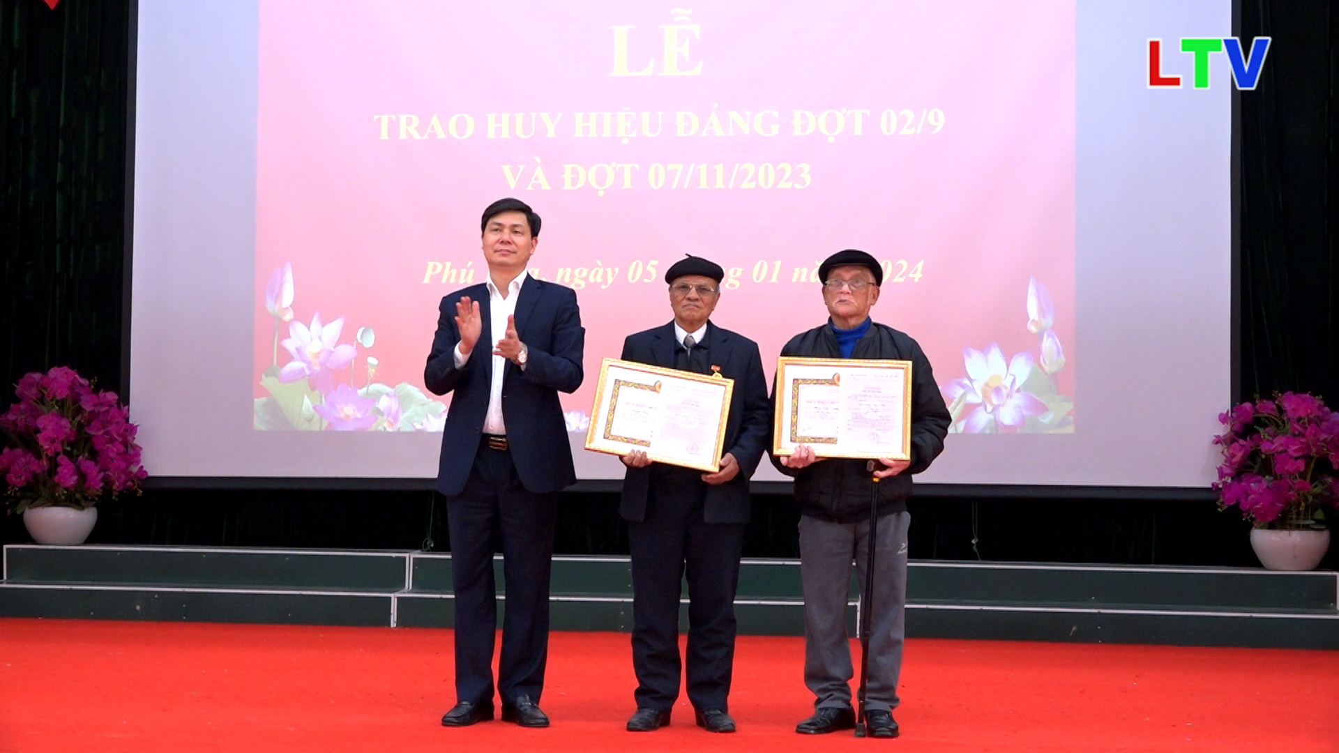Phú Hòa trao tặng huy hiệu Đảng và triển khai nhiệm vụ công tác năm 2024.mp4